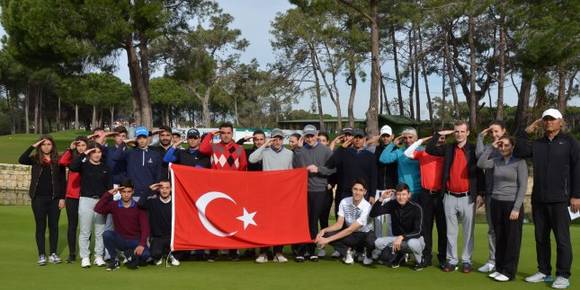 Antalya’da düzenlenen Türkiye Golf Turu'nun 3'üncü ayak mücadelesi bugün başladı. Müsabakaya katılan golfçüler turnuva öncesi Suriye'nin Afrin bölgesinde devam eden Zeytin Dalı Harekatı'na katılan askerlere destek vermek için Türk bayrağı açıp asker selamı verdi. 