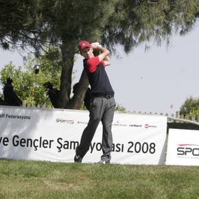 Genç golfçüler 19 Mayıs için sahada