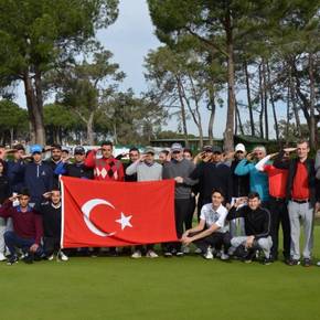 Antalya’da düzenlenen Türkiye Golf Turu'nun 3'üncü ayak mücadelesi bugün başladı. Müsabakaya katılan golfçüler turnuva öncesi Suriye'nin Afrin bölgesinde devam eden Zeytin Dalı Harekatı'na katılan askerlere destek vermek için Türk bayrağı açıp asker selamı verdi. 