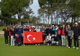 Antalya’da düzenlenen Türkiye Golf Turu'nun 3'üncü ayak mücadelesi bugün başladı. Müsabakaya katılan golfçüler turnuva öncesi Suriye'nin Afrin bölgesinde devam eden Zeytin Dalı Harekatı'na katılan askerlere destek vermek için Türk bayrağı açıp asker selamı verdi. 